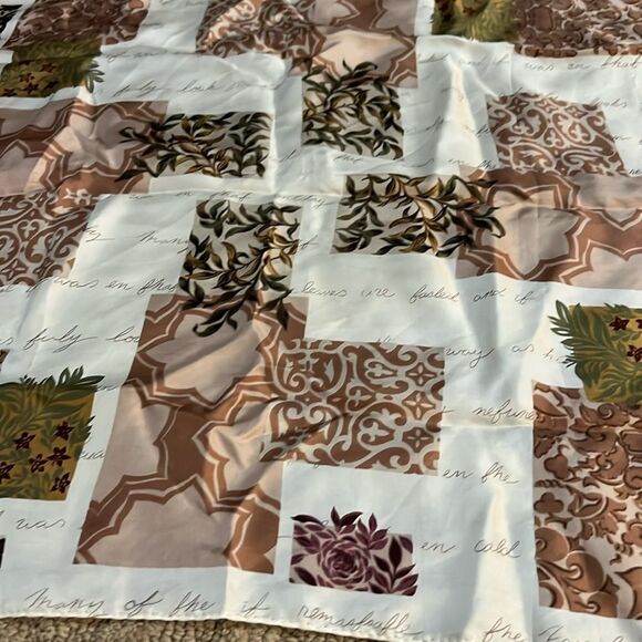 🧣 Gap 100% Silk Printed Square Scarf – 20" x 20" - Picture 2 of 4